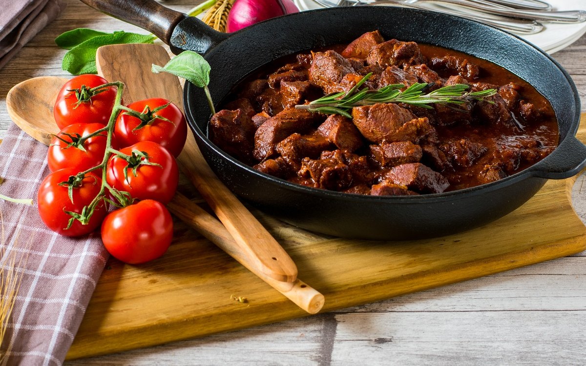 Гуляш из свинины с подливой рецепт – Венгерская кухня: Основные блюда. «Еда»